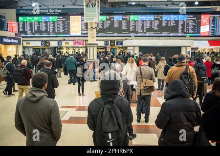 London - Januar 2023: Pendler warten in der belebten Halle am Bahnhof Victoria Stockfoto