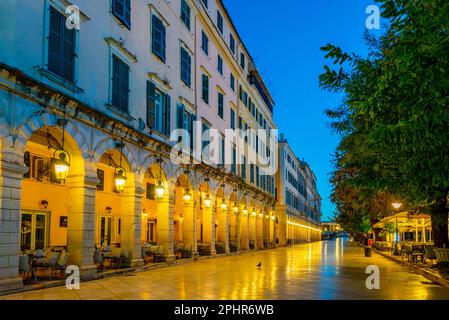 Blick auf die Liston Straße bei Sonnenaufgang im Zentrum von Kerkyra, Korfu, Griechenland. Stockfoto