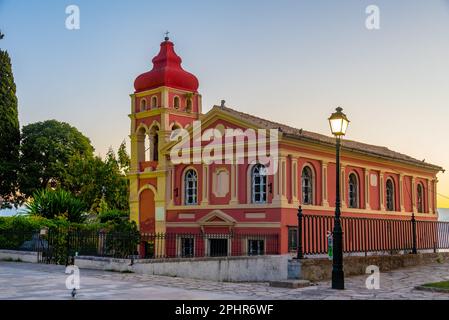 Blick auf den Sonnenaufgang auf die Heilige Kirche der Jungfrau Maria Mandrakina in Kerkyra, Griechenland. Stockfoto