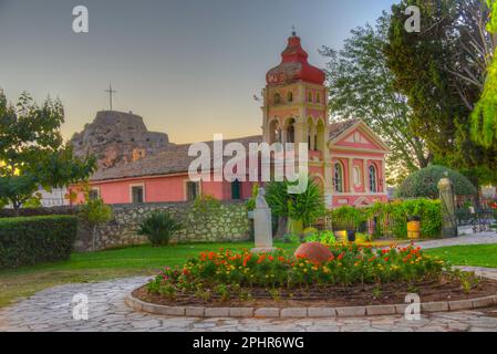 Blick auf den Sonnenaufgang auf die Heilige Kirche der Jungfrau Maria Mandrakina in Kerkyra, Griechenland. Stockfoto