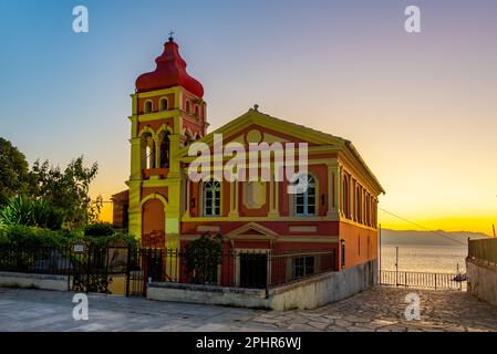 Blick auf den Sonnenaufgang auf die Heilige Kirche der Jungfrau Maria Mandrakina in Kerkyra, Griechenland. Stockfoto