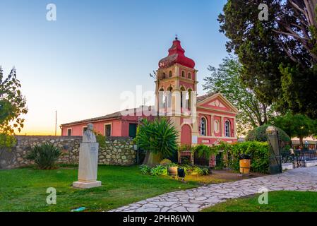 Blick auf den Sonnenaufgang auf die Heilige Kirche der Jungfrau Maria Mandrakina in Kerkyra, Griechenland. Stockfoto