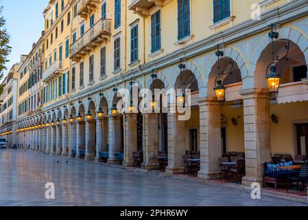 Blick auf die Liston Straße bei Sonnenaufgang im Zentrum von Kerkyra, Korfu, Griechenland. Stockfoto