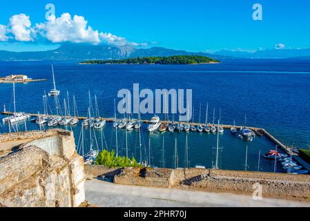 Boote legen neben dem Palaio Frourio auf der griechischen Insel Korfu an. Stockfoto