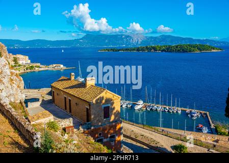 Boote legen neben dem Palaio Frourio auf der griechischen Insel Korfu an. Stockfoto