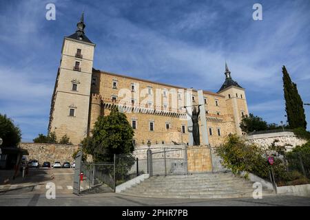 Toledo, Spanien - 6. Oktober 2022: Alcazar von Toledo, eine Steinbefestigung im höchsten Teil Toledos Stockfoto