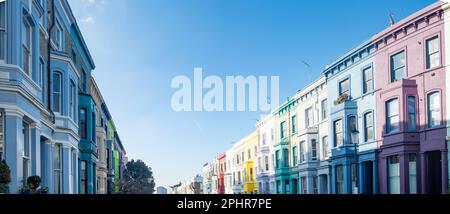 London - Januar 2023: Farbenfrohe Häuser in der Notting Hill Gegend von West London Stockfoto