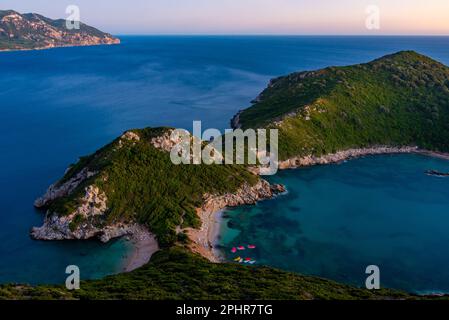 Blick auf den Strand von Porto Timoni bei Sonnenuntergang auf der griechischen Insel Korfu. Stockfoto