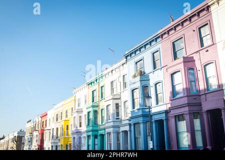London - Januar 2023: Farbenfrohe Häuser in der Notting Hill Gegend von West London Stockfoto