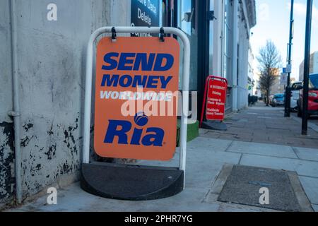 London – Januar 2023: Schild für Ria-Geldtransferdienstleister in der Londoner Straße Stockfoto