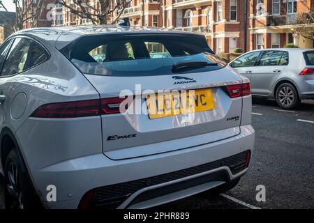 London – Januar 2023: Elektrischer SUV des Jaguar E PACE parkt in einer Wohnstraße in Maida Vale Stockfoto