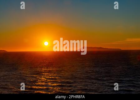 Blick auf den Sonnenuntergang über dem ionischen Meer in Griechenland. Stockfoto