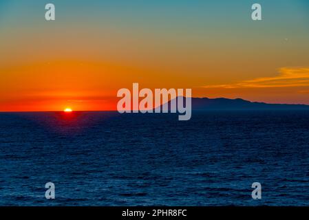 Blick auf den Sonnenuntergang über dem ionischen Meer in Griechenland. Stockfoto