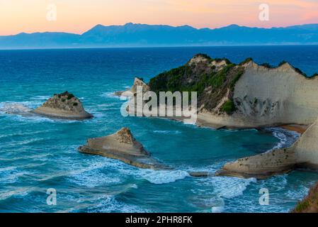 Sonnenuntergang über Cape Drastis, einer Insel Korfu, Griechenland. Stockfoto