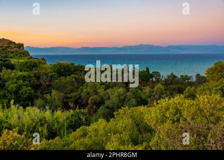 Sonnenuntergang über Cape Drastis, einer Insel Korfu, Griechenland. Stockfoto