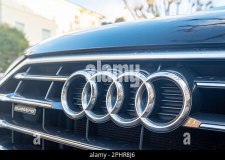 London- Januar 2023: Audi Car Emblem Logo- deutscher Autohersteller Stockfoto