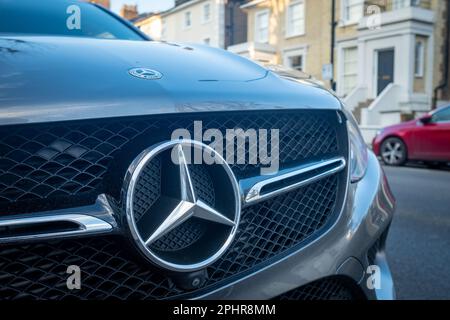 London – Januar 2023: Mercedes-Logo auf einem in einer städtischen Wohngegend geparkten Auto Stockfoto