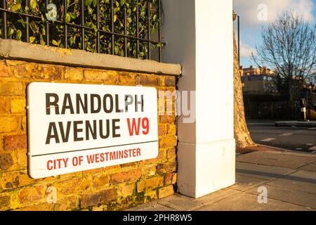 London - Januar 2023: Straßenschild Randolph Avenue in Maida Vale W9 West London Stockfoto