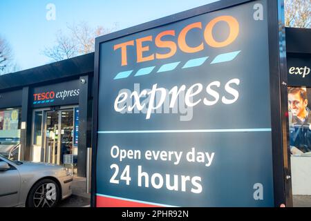London - Januar 2023: Tesco Express an einer Esso-Tankstelle in Maida Vale, West-London Stockfoto