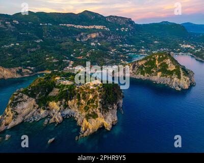 Blick auf den Sonnenuntergang über die Küste von Paleokastritsa auf der griechischen Insel Korfu. Stockfoto