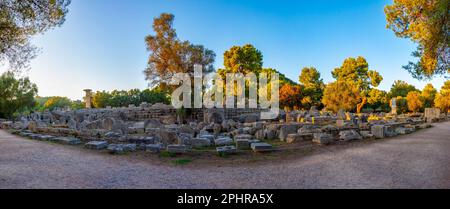 Blick auf die archäologische Stätte Olympia in Griechenland bei Sonnenuntergang. Stockfoto