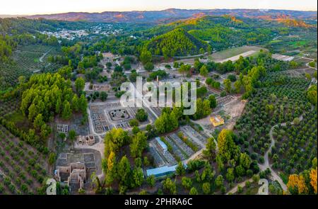 Panoramablick auf die Ausgrabungsstätte Olympia in Griechenland bei Sonnenuntergang. Stockfoto