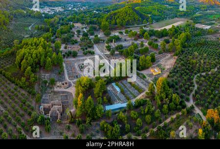 Panoramablick auf die Ausgrabungsstätte Olympia in Griechenland bei Sonnenuntergang. Stockfoto