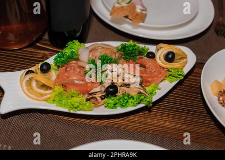 Verschiedene Arten von rotem und weißem Fisch auf einem Buffettisch schneiden. Festlicher Tisch Stockfoto