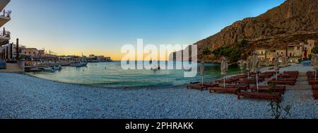 Sonnenaufgangsblick auf einen Strand in Gerolimenas, Griechenland. Stockfoto