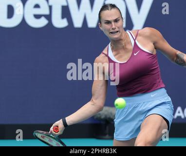 Miami Gardens, Usa. 29. März 2023. Nr. 2 in der Welt Aryna Sabalenka aus Belarus gibt den Ball an Unranged Sorana Cirstea aus Rumänien im Viertelfinalspiel bei den Miami Open im Hard Rock Stadium in Miami Gardens, Florida, am Mittwoch, den 29. März 2023 zurück. Cirstea verärgerte Sabalenka 6-4, 6-4. Foto: Gary i Rothstein/UPI Credit: UPI/Alamy Live News Stockfoto