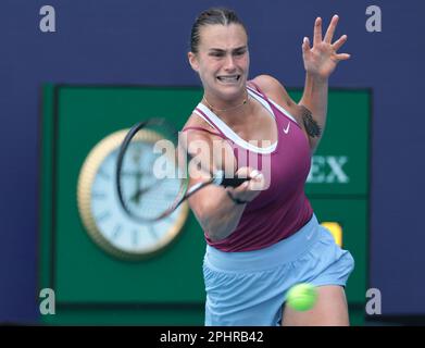 Miami Gardens, Usa. 29. März 2023. Nr. 2 in der Welt Aryna Sabalenka aus Belarus gibt den Ball an Unranged Sorana Cirstea aus Rumänien im Viertelfinalspiel bei den Miami Open im Hard Rock Stadium in Miami Gardens, Florida, am Mittwoch, den 29. März 2023 zurück. Cirstea verärgerte Sabalenka 6-4, 6-4. Foto: Gary i Rothstein/UPI Credit: UPI/Alamy Live News Stockfoto