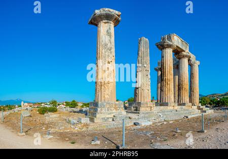 Tempel des Apollo an der antiken Ausgrabungsstätte Korinth in Griechenland. Stockfoto