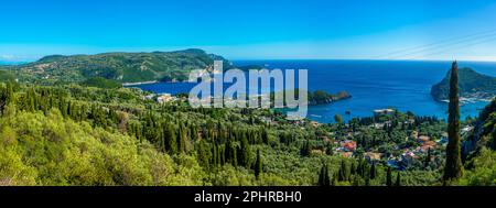 Panoramablick auf die Küste von Paleokastritsa auf der griechischen Insel Korfu. Stockfoto