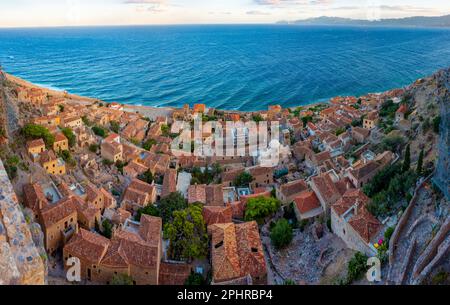 Blick auf die Dächer der griechischen Stadt Monemvasia bei Sonnenuntergang. Stockfoto
