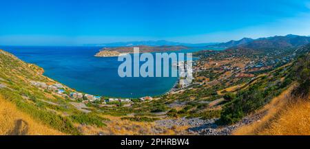 Panoramablick über die Insel Spinalonga auf Kreta, Griechenland. Stockfoto