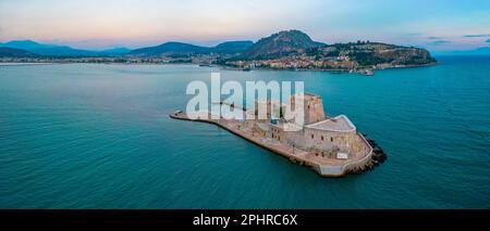 Festung Bourtzi und Panoramablick auf die griechische Stadt Nafplio. Stockfoto