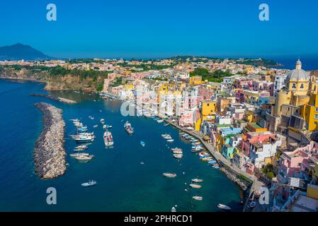 Luftaufnahme der Marina di Corricella auf der italienischen Insel Procida. Stockfoto