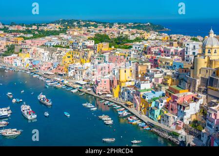 Luftaufnahme der Marina di Corricella auf der italienischen Insel Procida. Stockfoto