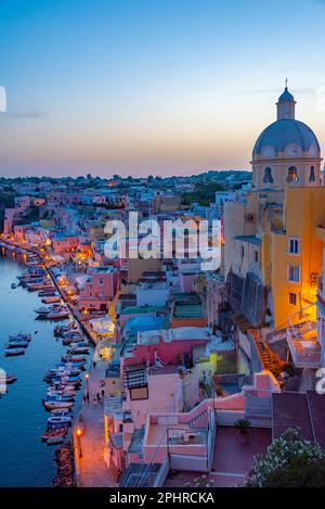 Sonnenuntergang über Marina di Corricella auf der italienischen Insel Procida. Stockfoto