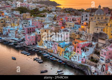 Sonnenuntergang über Marina di Corricella auf der italienischen Insel Procida. Stockfoto