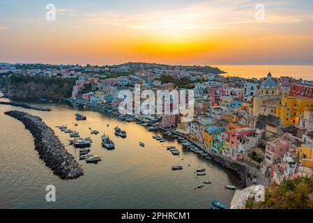 Sonnenuntergang über Marina di Corricella auf der italienischen Insel Procida. Stockfoto
