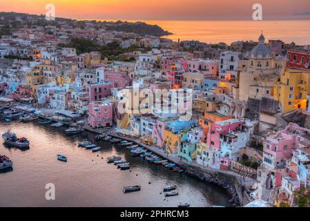 Sonnenuntergang über Marina di Corricella auf der italienischen Insel Procida. Stockfoto