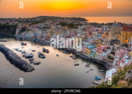 Sonnenuntergang über Marina di Corricella auf der italienischen Insel Procida. Stockfoto