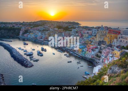 Sonnenuntergang über Marina di Corricella auf der italienischen Insel Procida. Stockfoto