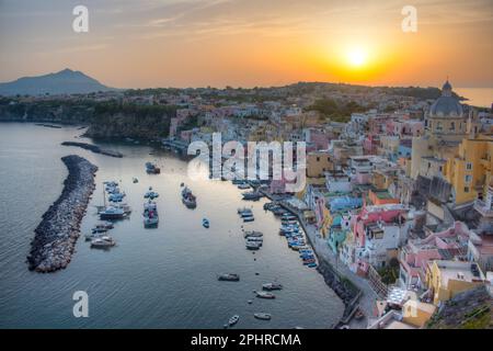 Sonnenuntergang über Marina di Corricella auf der italienischen Insel Procida. Stockfoto