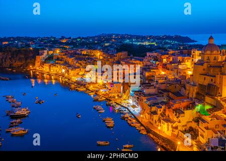 Sonnenuntergang über Marina di Corricella auf der italienischen Insel Procida. Stockfoto