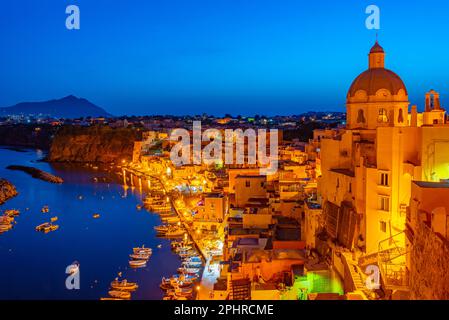 Sonnenuntergang über Marina di Corricella auf der italienischen Insel Procida. Stockfoto