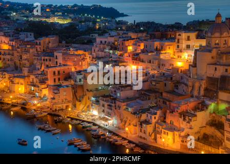 Sonnenuntergang über Marina di Corricella auf der italienischen Insel Procida. Stockfoto