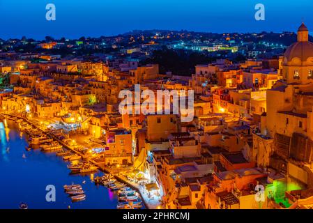 Sonnenuntergang über Marina di Corricella auf der italienischen Insel Procida. Stockfoto