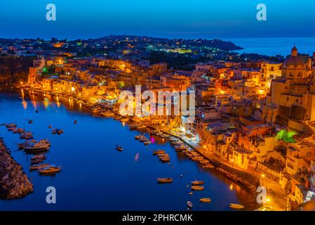 Sonnenuntergang über Marina di Corricella auf der italienischen Insel Procida. Stockfoto